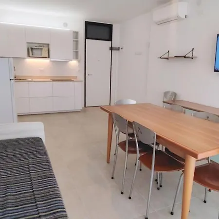 Terrace And Comfort By The Sea דירה *